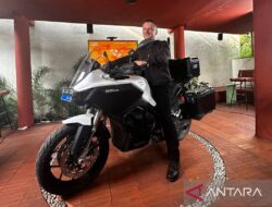 Roman Nedielka sukses keliling dunia pakai motor listrik