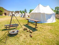 7 Perbedaan Glamping dan Camping, Anda Lebih Suka yang Mana?