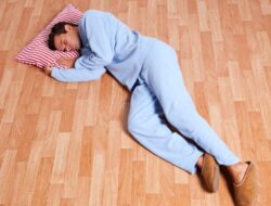 Benarkah Tidur di Lantai Menyebabkan Paru-paru Basah?