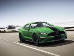 Ford pertimbangkan opsi Mustang hybrid 4 pintu