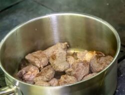 5 Tips Masak Daging Kurban Empuk dan Hemat Gas