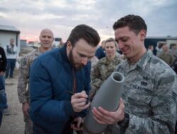 Viral Foto Chris Evans Menandatangani Bom Israel, Captain America Ini Buka Suara