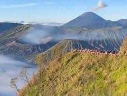 Viral! Warung di Atas Gunung Ini Hadirkan Pemandangan Terbaik Bromo dan Semeru