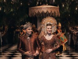 16 Artis Indonesia yang Menikah dengan Baju Adat Minang