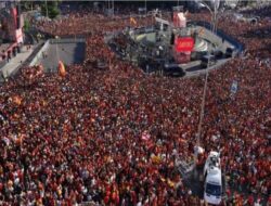 Lautan Manusia Penuhi Air Mancur Cibeles Sambut Spanyol Juara Euro 2024