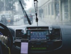 Berkendara aman dengan mobil listrik saat musim hujan